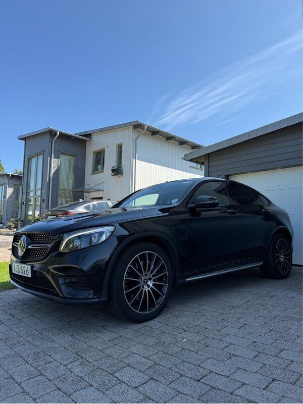 Svart Begagnad 2018 Mercedes GLC220 AMG line Sportkupé | 349 900 kr (Marknadspris) - Bild 1/4