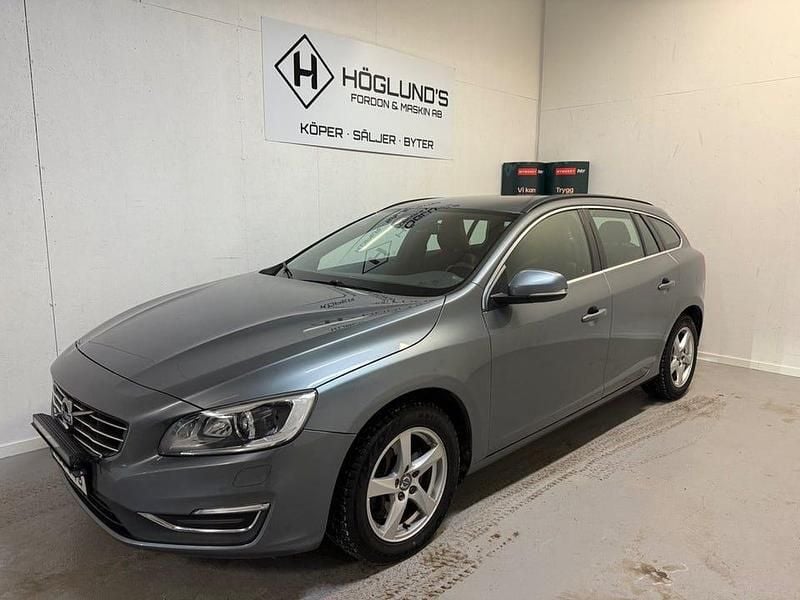 Grå Begagnad 2016 Volvo V60 Momentum Kombi | 144 500 kr (Marknadspris) - Bild 1/4