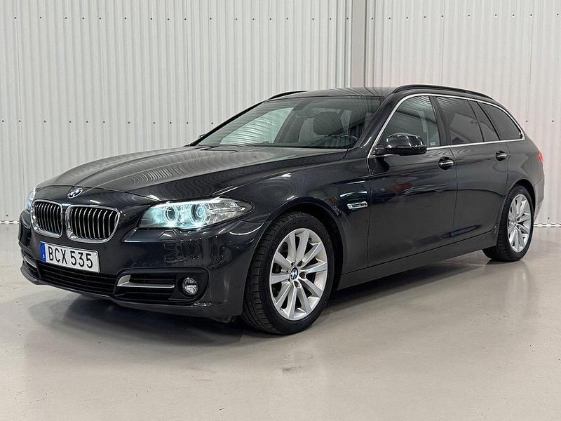 Grå Begagnad 2013 BMW 520 Kombi | 179 900 kr (Marknadspris) - Bild 1/4