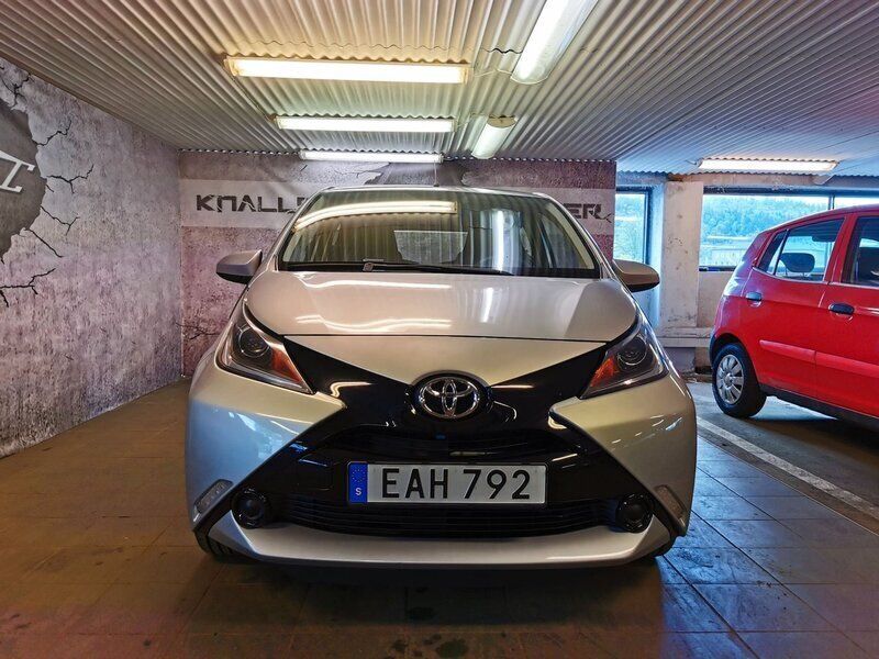 Silver Begagnad 2014 Toyota Aygo X-play Halvkombi | 89 900 kr (Marknadspris) - Bild 1/4