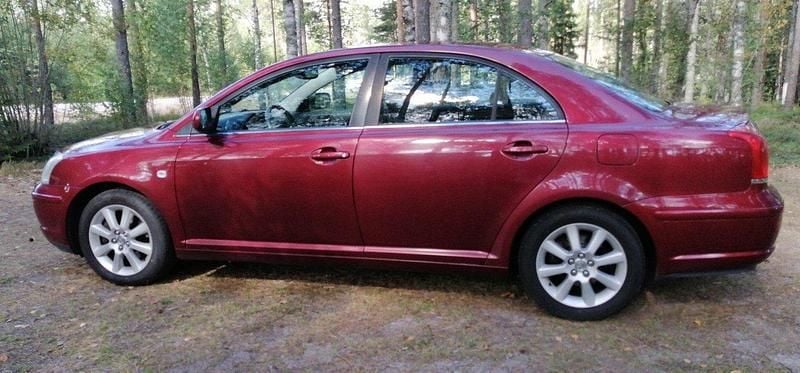 Röd Begagnad 2005 Toyota Avensis Sedan | 24 500 kr (Bra pris) - Bild 1/4