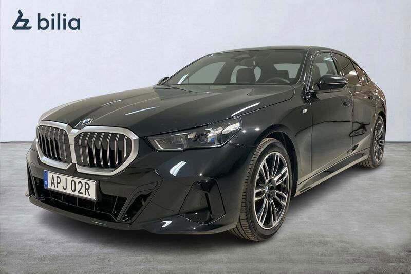 Svart Begagnad 2023 BMW 520 M Sport Sedan | 624 800 kr - Bild 1/4