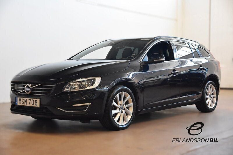Mörkblå (blå) Begagnad 2015 Volvo V60 Momentum Kombi | 139 900 kr (Marknadspris) - Bild 1/4