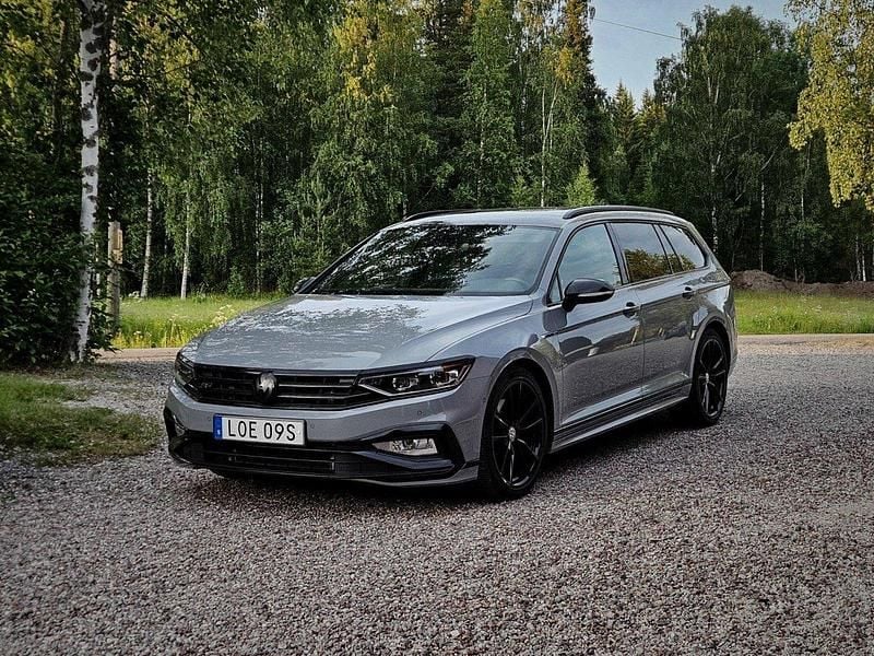 Grå Begagnad 2020 VW Passat R-line Edition Kombi | 345 000 kr (Dyr) - Bild 1/4