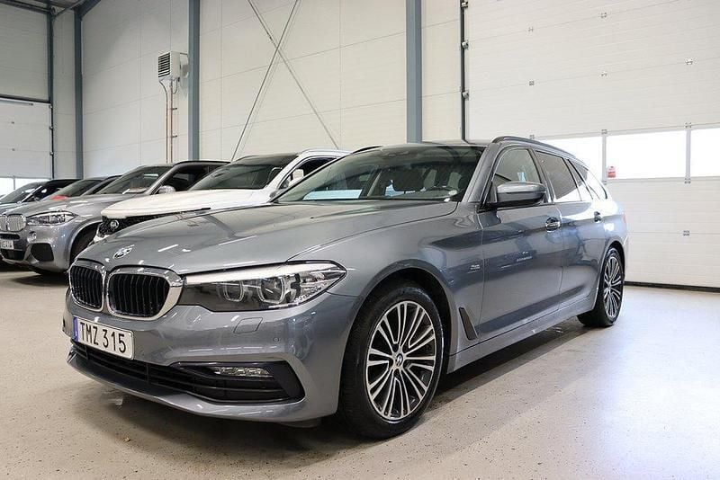Blå Begagnad 2017 BMW 520 Sport Line Kombi | 199 800 kr (Marknadspris) - Bild 1/4