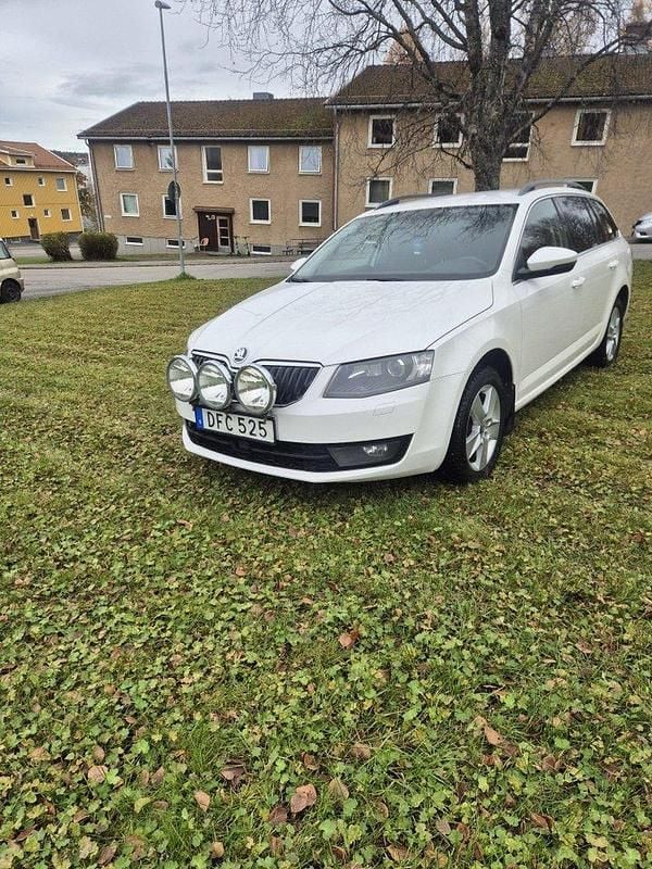 Vit Begagnad 2015 Skoda Octavia Ambition Kombi | 129 000 kr (Marknadspris) - Bild 1/4