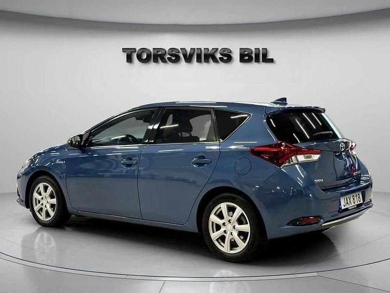 Begagnad Toyota Auris Hybrid Active 136 HK (100 kW) 2016 Blåmet Halvkombi