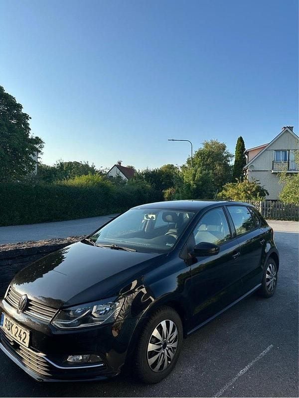 Svart Begagnad 2015 VW Polo Halvkombi | 96 000 kr (Marknadspris) - Bild 1/4