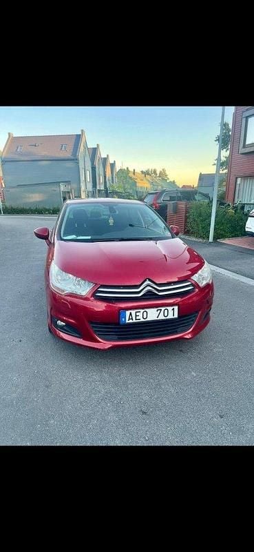 Röd Begagnad 2012 Citroën C4 Halvkombi | 54 900 kr (Bra pris) - Bild 1/4