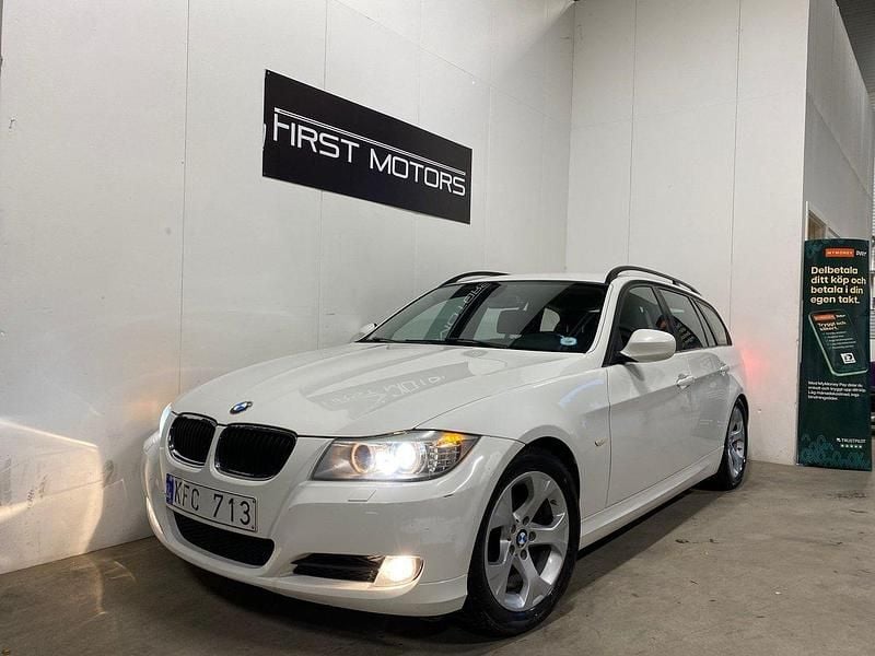 Vit Begagnad 2009 BMW 320 Comfort Edition Kombi | 79 900 kr (Marknadspris) - Bild 1/4