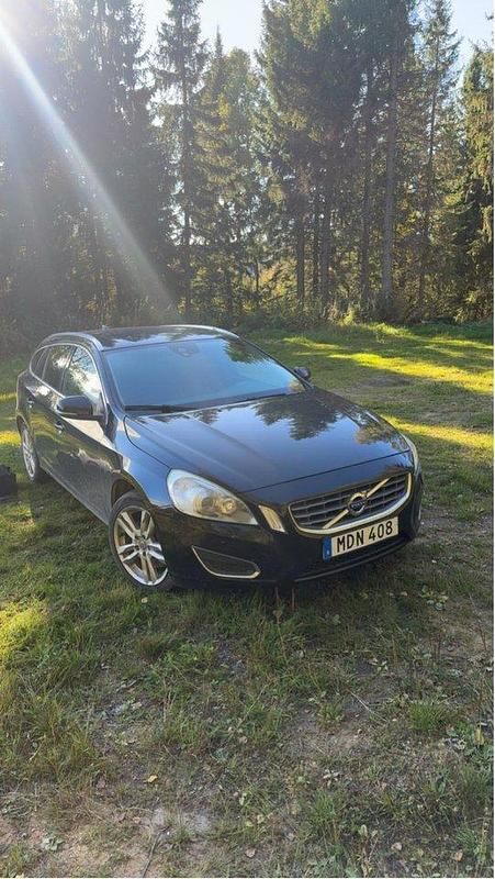 Svart Begagnad 2012 Volvo V60 Summum Kombi | 95 000 kr (Superpris) - Bild 1/4