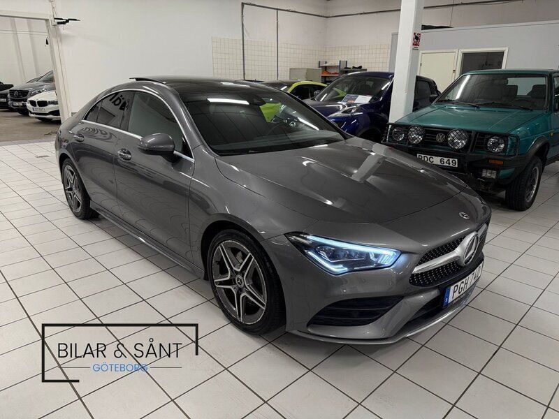 Mörkgrå Begagnad 2021 Mercedes CLA200 AMG Sportkupé | 354 900 kr (Lite dyr) - Bild 1/4