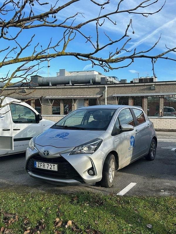 Silver Begagnad 2019 Toyota Yaris Hybrid Active Halvkombi | 134 000 kr (Superpris) - Bild 1/1
