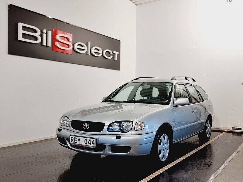 Ljusgrå Begagnad 1999 Toyota Corolla Kombi | 39 900 kr (Superpris) - Bild 1/4