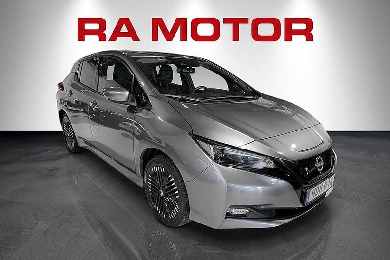 Begagnad Nissan Leaf Tekna 160 kW (218 HK) 2022 Grå Halvkombi