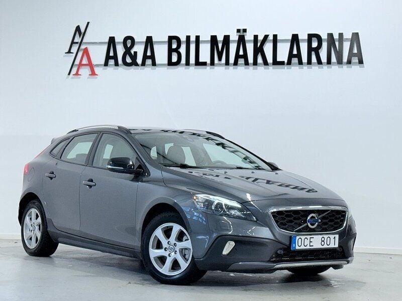 Grå Begagnad 2013 Volvo V40 CC Summum Kombi | 159 900 kr (Marknadspris) - Bild 1/4