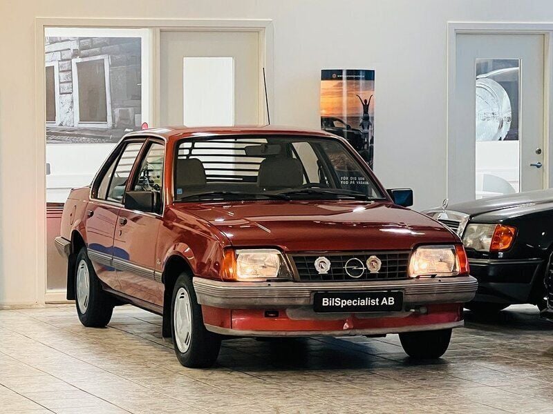 Mörkröd Begagnad 1985 Opel Ascona Sedan | 49 999 kr - Bild 1/4