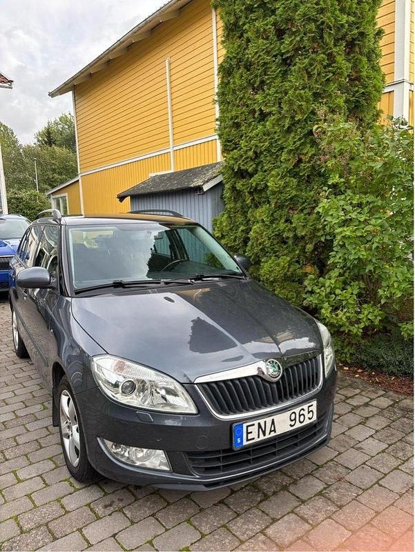 Grå Begagnad 2012 Skoda Fabia Elegance Kombi | 44 000 kr (Marknadspris) - Bild 1/4