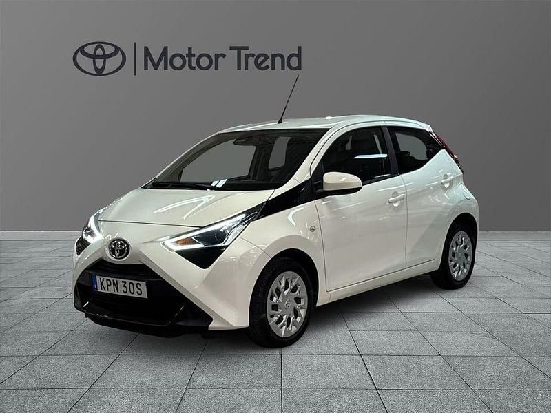 Vit Begagnad 2020 Toyota Aygo X-play Halvkombi | 134 900 kr (Marknadspris) - Bild 1/3