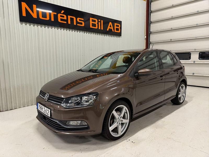 Brun Begagnad 2016 VW Polo Halvkombi | 99 000 kr (Marknadspris) - Bild 1/4