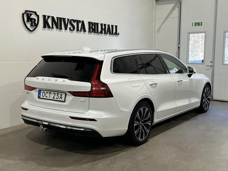 Begagnad Volvo V60 Core 350 HK (257 kW) 2023 Vit Kombi