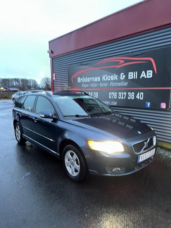 Blå Begagnad 2010 Volvo V50 Momentum Kombi | 40 000 kr (Marknadspris) - Bild 1/4