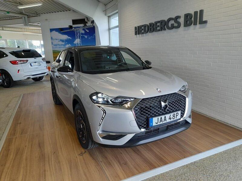 Grå (vit) Begagnad 2022 DS Automobiles DS3 Crossback E-Tense SUV | 309 900 kr - Bild 1/4