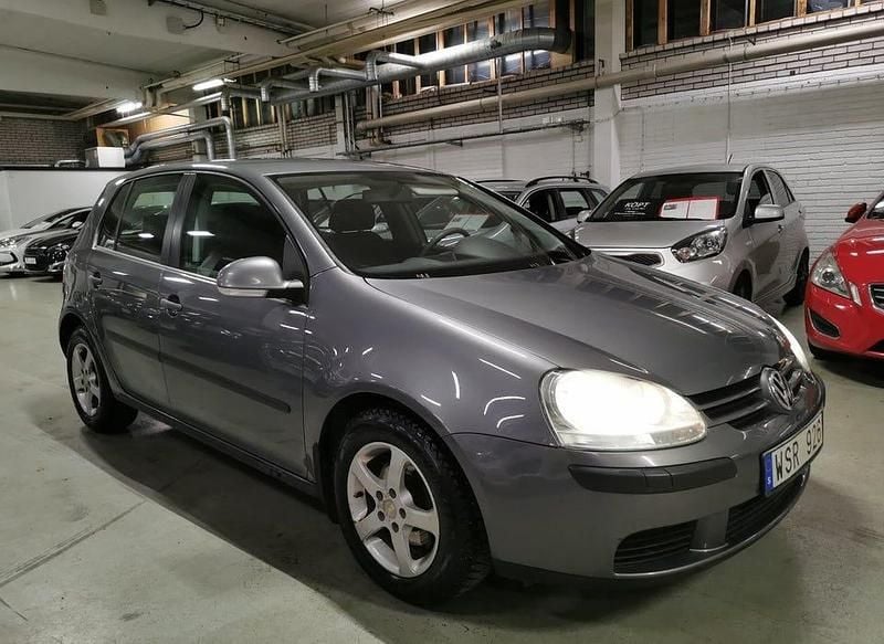 Begagnad VW Golf IV Trendline 102 HK (75 kW) 2005 Mörkgrå Halvkombi