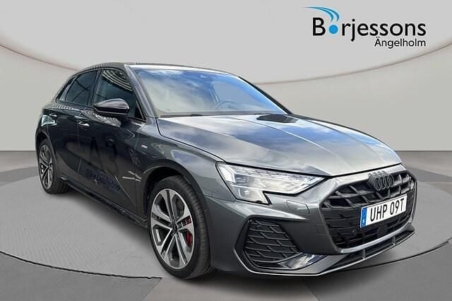 Grå Ny 2024 Audi A3 Sportback e-tron S-Line Sedan | 509 000 kr (Marknadspris) - Bild 1/4