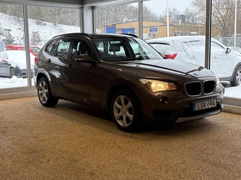 Brun Begagnad 2013 BMW X1 SUV | 104 900 kr (Bra pris) - Bild 1/4