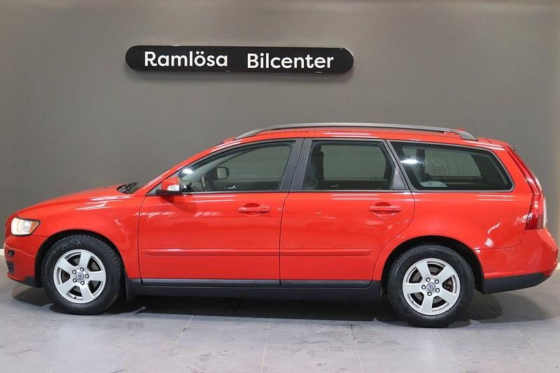 Röd Begagnad 2009 Volvo V50 Kinetic Kombi | 39 900 kr (Bra pris) - Bild 1/4