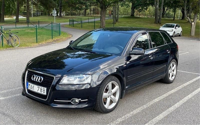 Svart Begagnad 2012 Audi A3 Sportback Comfort Halvkombi | 68 000 kr (Marknadspris) - Bild 1/4