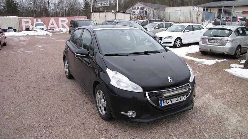 Svart Begagnad 2013 Peugeot 208 Halvkombi | 44 000 kr (Marknadspris) - Bild 1/4