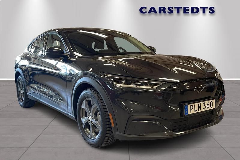 Grå Begagnad 2022 Ford Mustang Mach-E Standard Range SUV | 359 900 kr (Marknadspris) - Bild 1/4