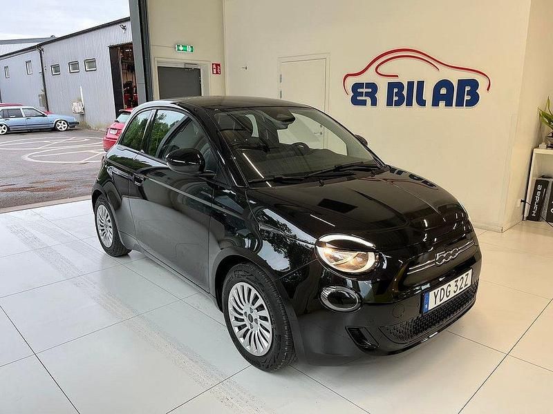 Svart Begagnad 2023 Fiat 500e Halvkombi | 249 900 kr (Dyr) - Bild 1/4