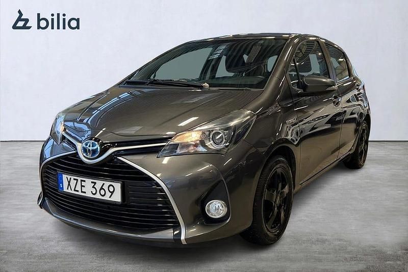 Grå Begagnad 2016 Toyota Yaris Hybrid Active Halvkombi | 129 900 kr (Marknadspris) - Bild 1/4