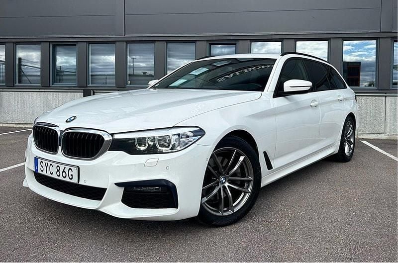 Vit Begagnad 2020 BMW 520 M Sport Kombi | 269 900 kr (Bra pris) - Bild 1/4