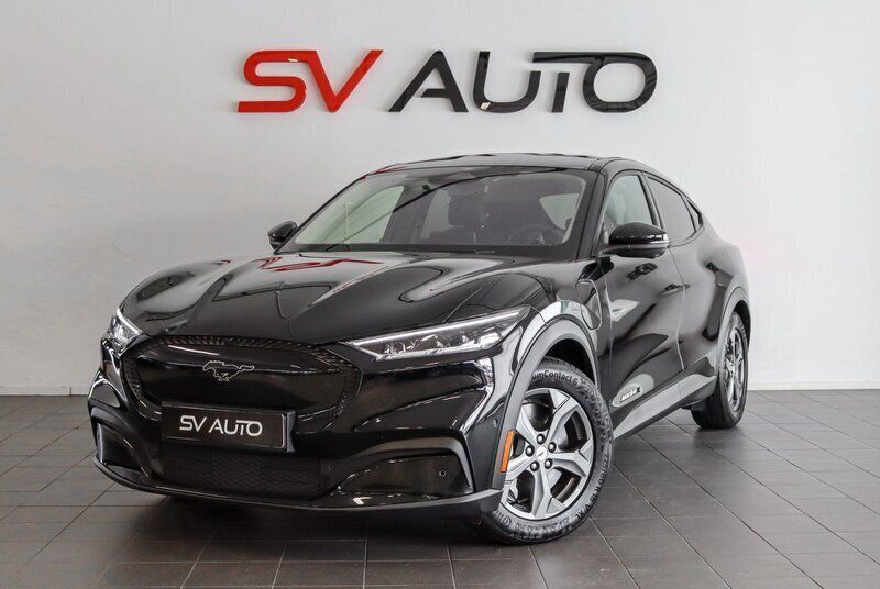 Svart Begagnad 2021 Ford Mustang Mach-E SUV | 419 900 kr (Lite dyr) - Bild 1/4
