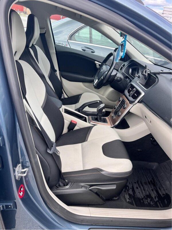Blå Begagnad 2014 Volvo V40 CC Momentum Kombi | 100 000 kr (Bra pris) - Bild 1/4