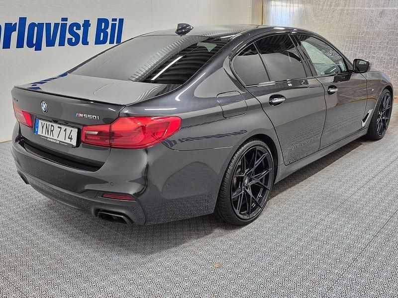 Begagnad BMW M550 M Sport 463 HK (340 kW) 2018 Grå (sophistogrå metallic) Sedan