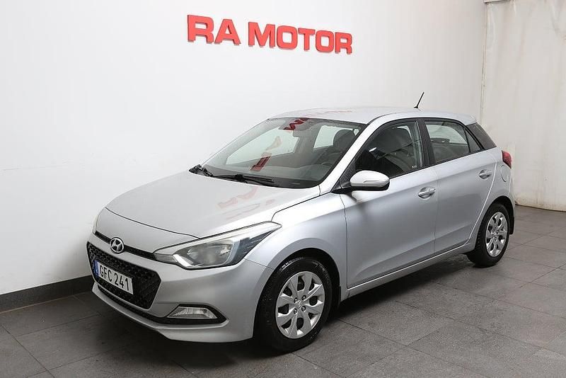 Silver (silver metallic ) Begagnad 2015 Hyundai i20 Comfort Halvkombi | 79 900 kr (Marknadspris) - Bild 1/3