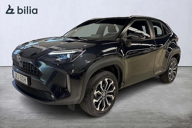 Svart Begagnad 2022 Toyota Yaris Cross Active SUV | 269 900 kr (Marknadspris) - Bild 1/3