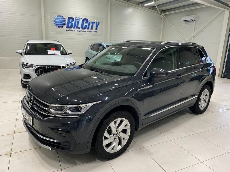 Grå Begagnad 2022 VW Tiguan Elegance SUV | 339 900 kr (Marknadspris) - Bild 1/4