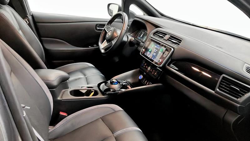 Begagnad Nissan Leaf Tekna 110 kW (150 HK) 2022 Grå Halvkombi