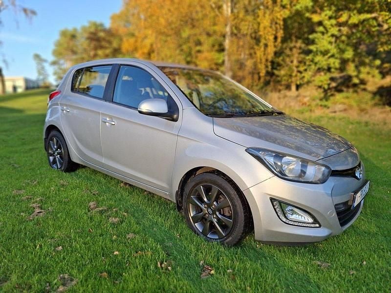 Silver Begagnad 2013 Hyundai i20 Premium Halvkombi | 48 000 kr (Marknadspris) - Bild 1/4