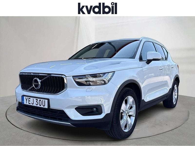 Vit (vit metallic) Begagnad 2021 Volvo XC40 Momentum SUV | 279 900 kr (Marknadspris) - Bild 1/3