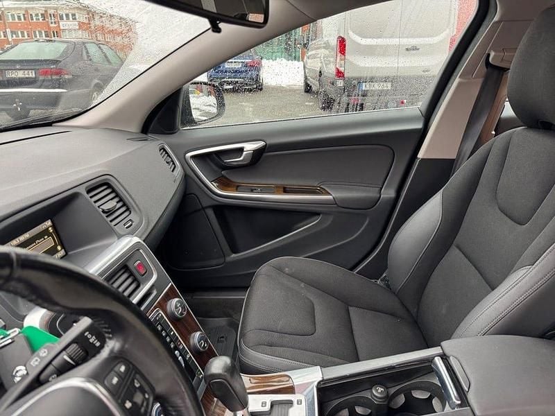 Begagnad Volvo V60 Momentum 180 HK (132 kW) 2011 Blå Kombi
