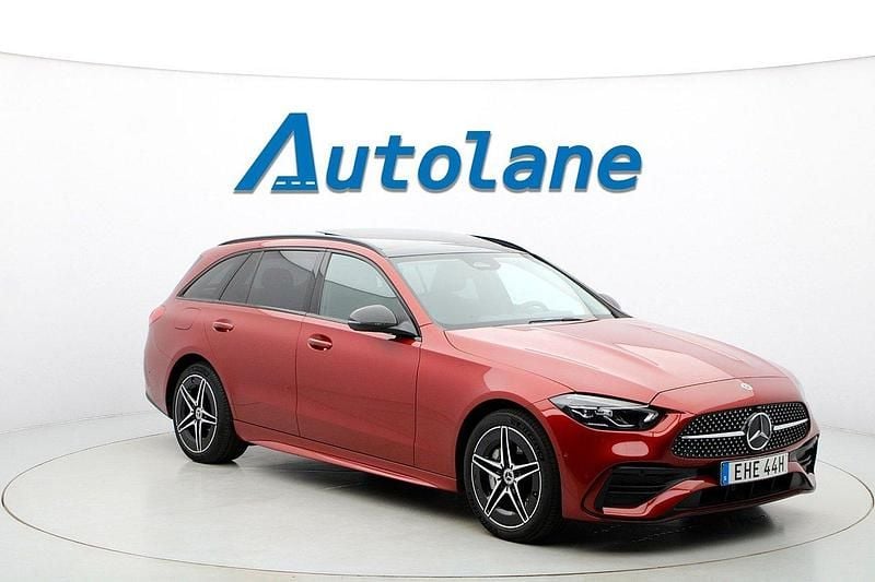 Hyacintröd metallic Begagnad 2022 Mercedes C300e AMG Kombi | 449 900 kr (Marknadspris) - Bild 1/3