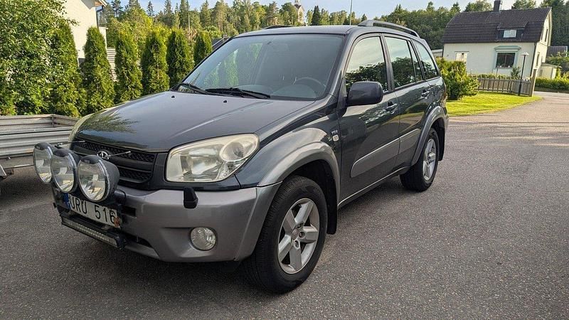 Grå Begagnad 2004 Toyota RAV4 SUV | 49 900 kr (Lite dyr) - Bild 1/3