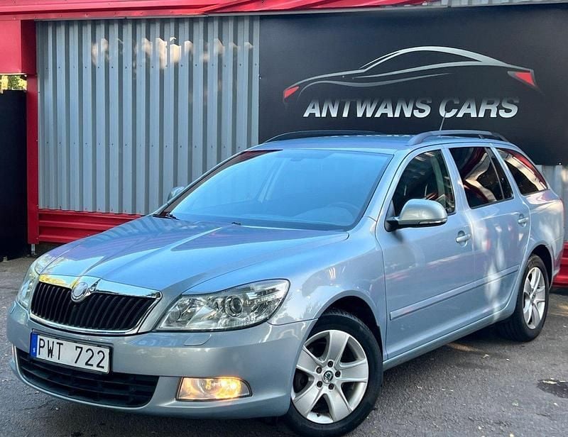 Ljusblå (blå) Begagnad 2010 Skoda Octavia Elegance Kombi | 51 900 kr (Marknadspris) - Bild 1/4